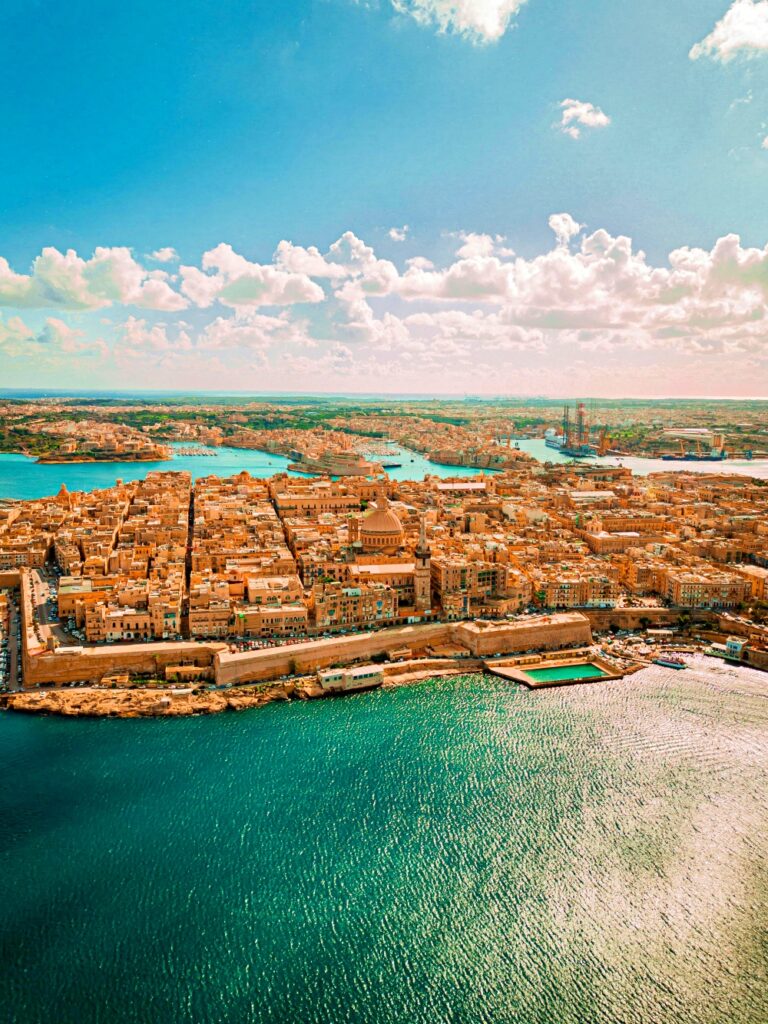 Toàn cảnh Valletta Malta với những tường đá vôi vàng đặc trưng dưới nắng Địa Trung Hải