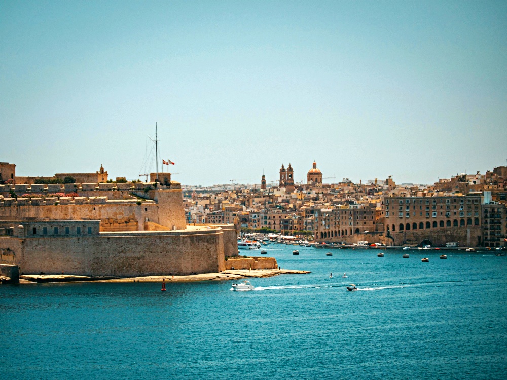 Toàn cảnh Valletta Malta với những tường đá vôi vàng đặc trưng dưới nắng Địa Trung Hải – điểm đến du lịch Malta nổi tiếng
