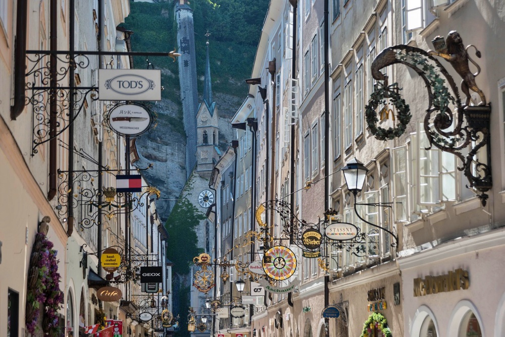 Getreidegasse – con phố cổ nổi tiếng nhất Salzburg, nơi Mozart ra đời