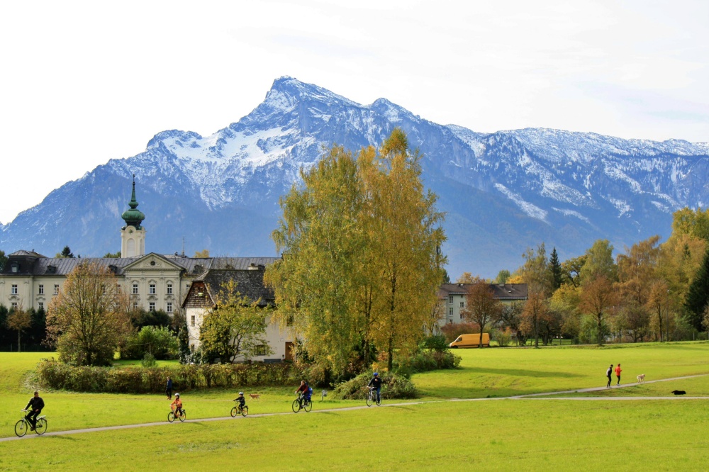 Khung cảnh ngoại ô thanh bình của Salzburg, Áo.