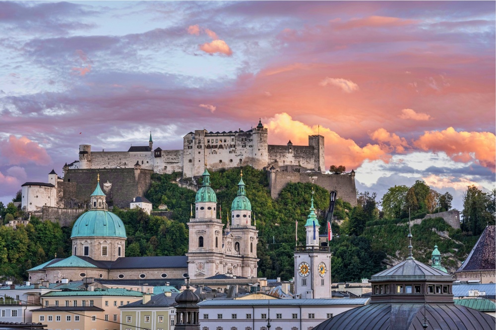 Cảnh hoàng hôn nhìn từ Hohensalzburg Fortress bao trọn Salzburg cổ kính