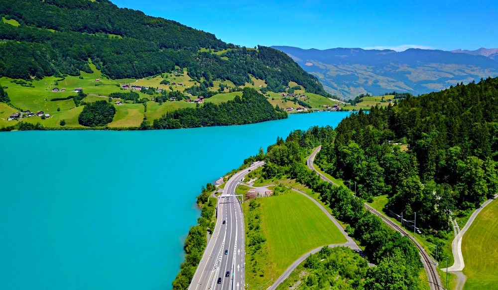 Cảnh hồ Brienz trong xanh tuyệt đẹp trên hành trình tàu ngắm cảnh Thuỵ Sĩ