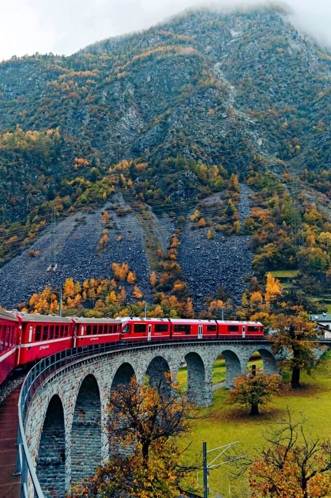 Tàu ngắm cảnh Thuỵ Sĩ mùa thu