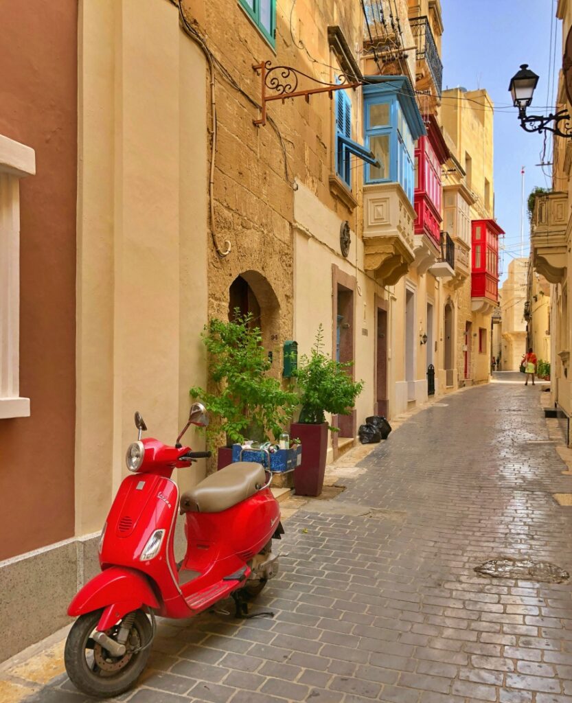 Tường đá vôi limestone màu vàng mật ong, biểu tượng của Valletta Malta