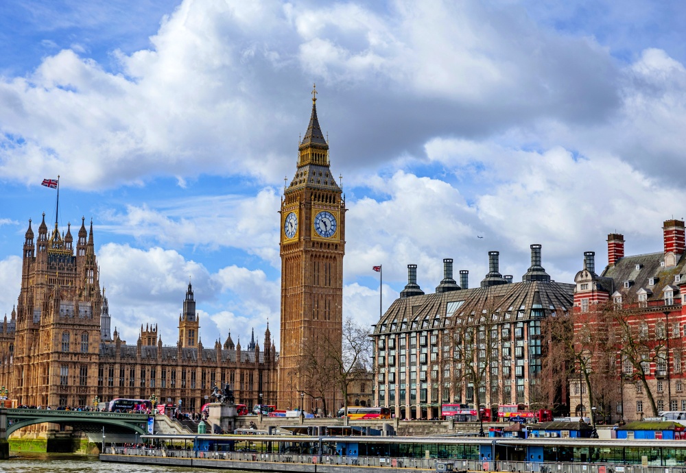Khám phá London – Big Ben và Houses of Parliament nhìn từ bờ sông Thames
