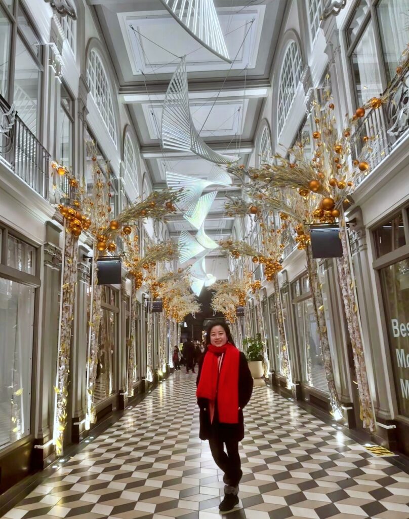 Burlington Arcade London mùa Giáng Sinh với ánh đèn vàng cổ điển