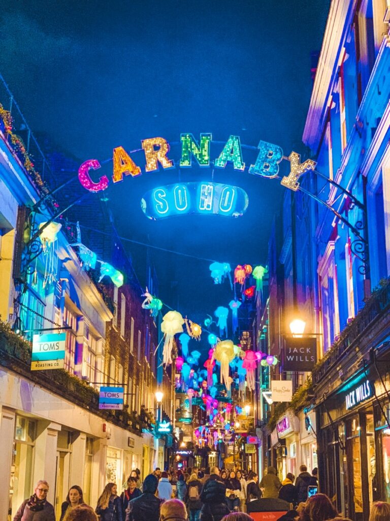 Trang trí nghệ thuật tại Carnaby Street dịp Giáng sinh ở London