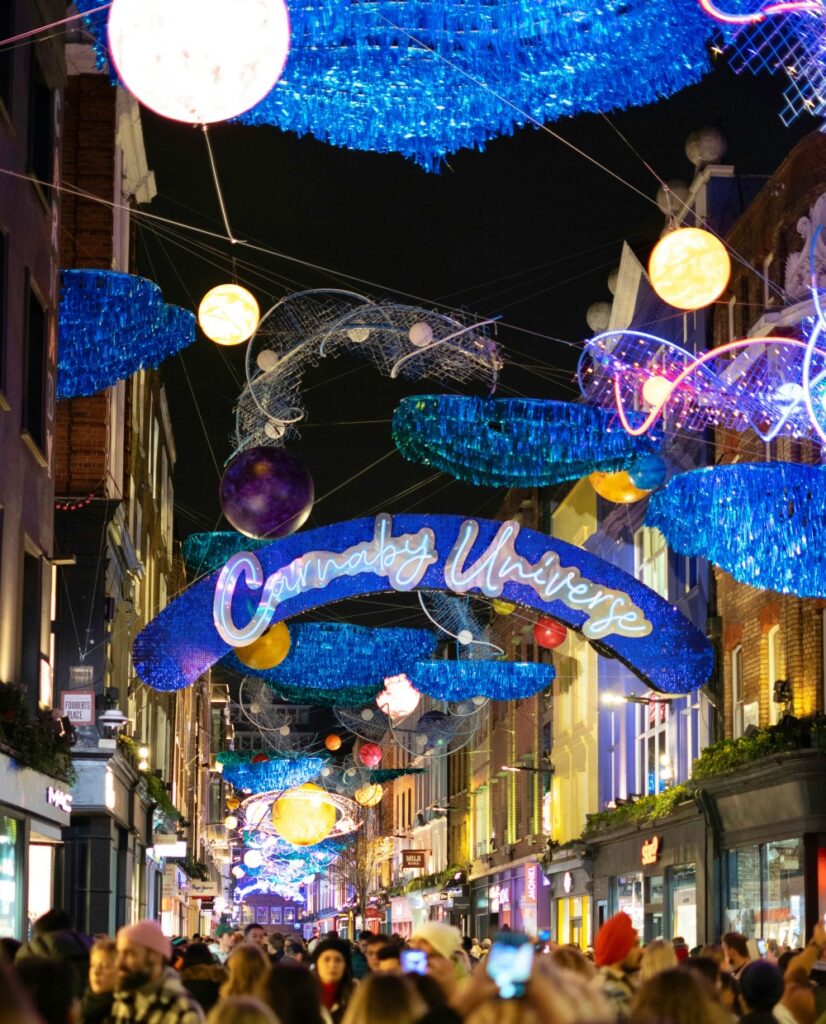 Carnaby Street đầy sắc màu sáng tạo trong mùa Giáng sinh ở London