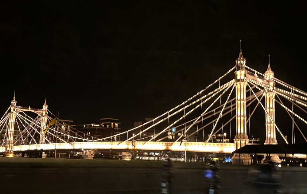 Albert bridge - một trong những cây cầu đẹp ở London