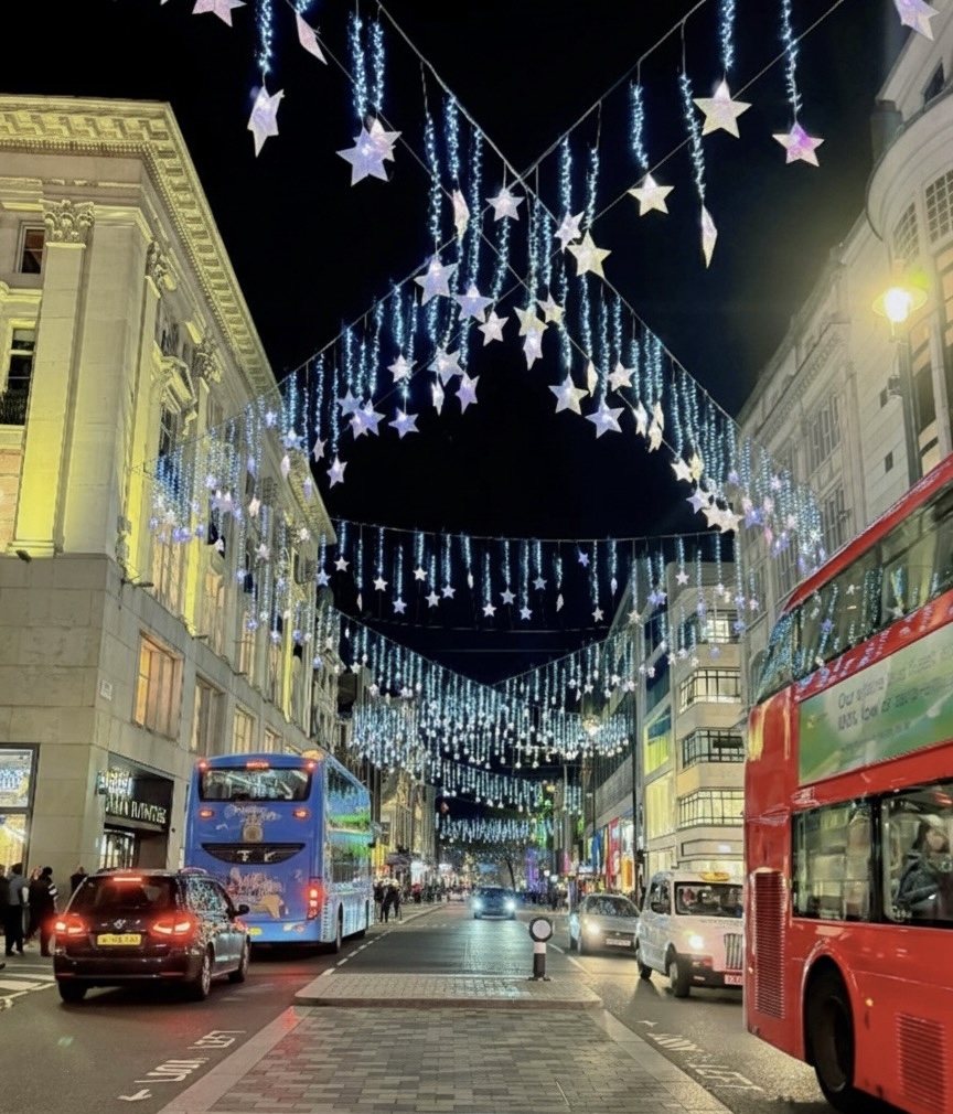 Dải sao lấp lánh tại Oxford Circus trong mùa Giáng sinh ở London