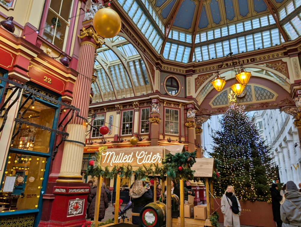 Leadenhall Market cổ kính trong Giáng sinh ở London