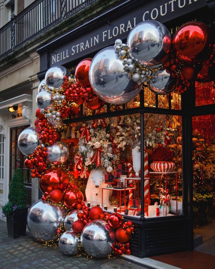 London mùa Giáng Sinh tại Belgravia với nhà trắng cổ điển trang trí Noel