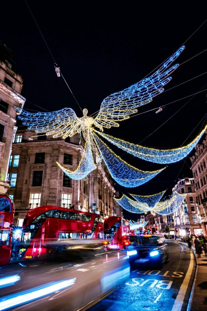 Đường phố lung linh ánh đèn trong Giáng sinh ở London