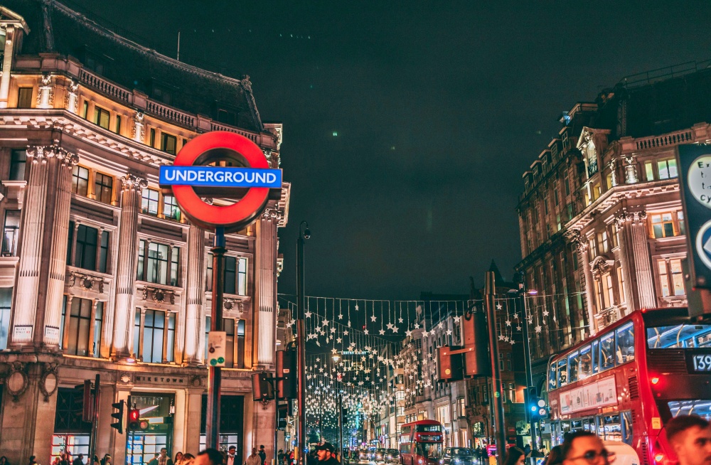 Không khí nhộn nhịp tại Oxford Circus trong Giáng sinh ở London