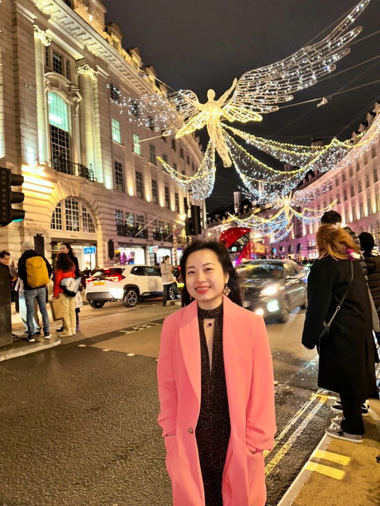 du khách dưới ánh đèn thiên thần nổi tiếng trên Regent Street London