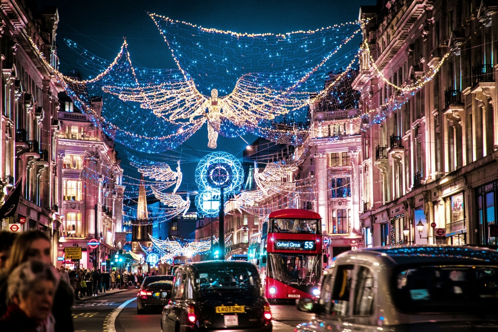 Regent Street rực rỡ ánh vàng cổ điển dịp Giáng sinh ở London
