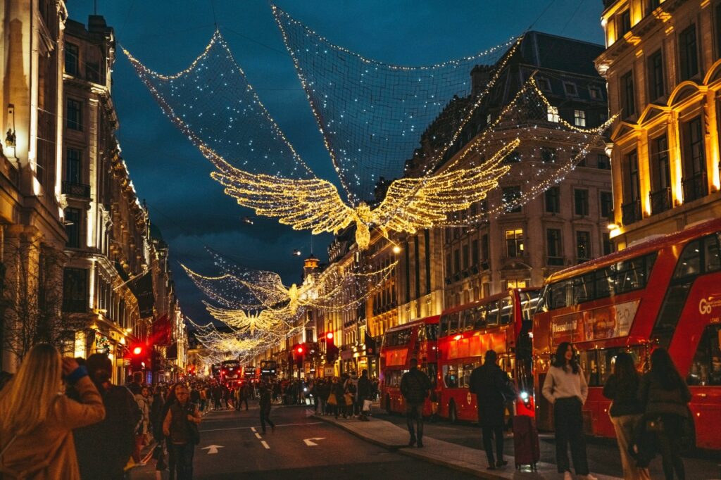 Dòng người dạo bước dưới ánh đèn Regent Street trong Giáng sinh ở London