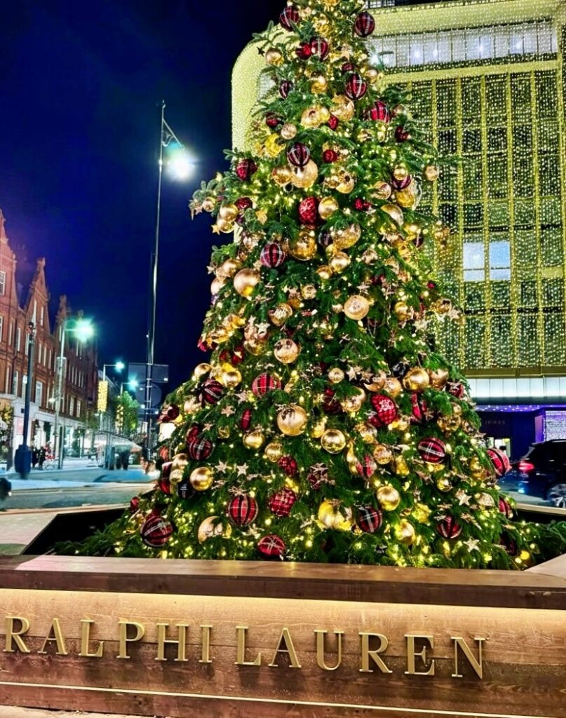 London mùa Giáng Sinh tại Sloane Square với ánh đèn Noel thanh lịch giữa Chelsea