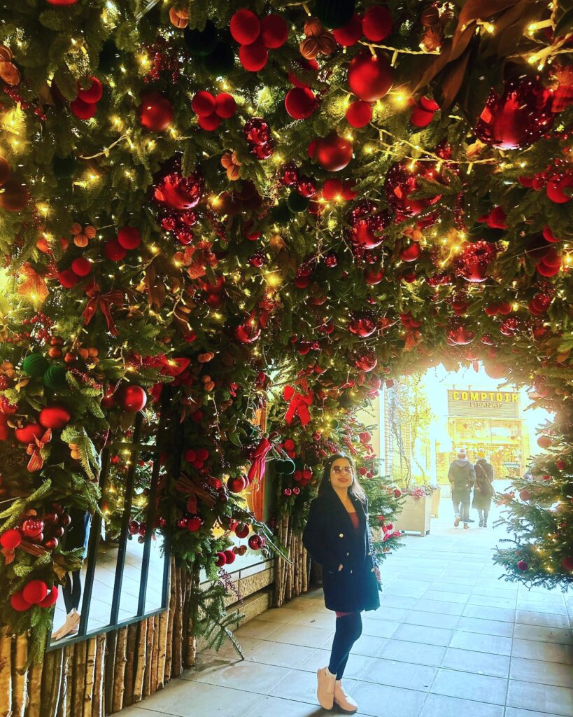 Duke of York Square London mùa Giáng Sinh với cây thông lớn và ánh đèn dịu