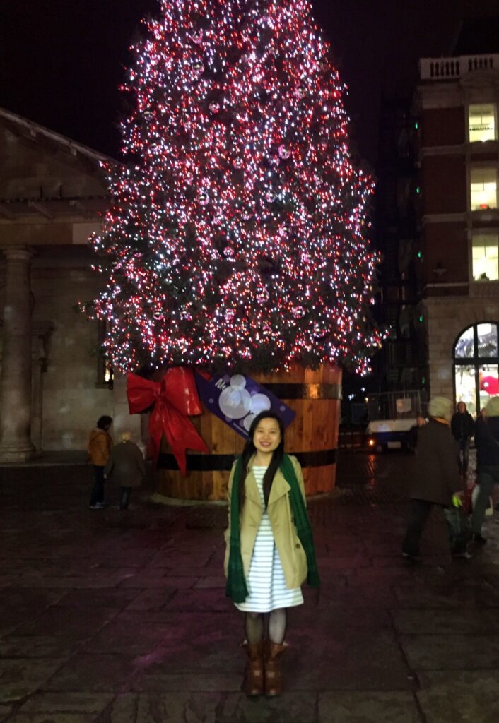 Cây thông khổng lồ tại Covent Garden trong Giáng sinh ở London