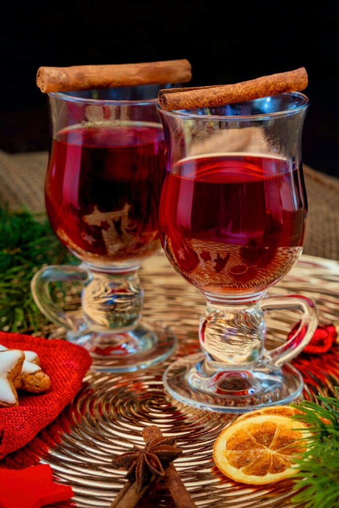 Ly mulled wine ấm nóng tại chợ mùa đông trong Giáng sinh ở London