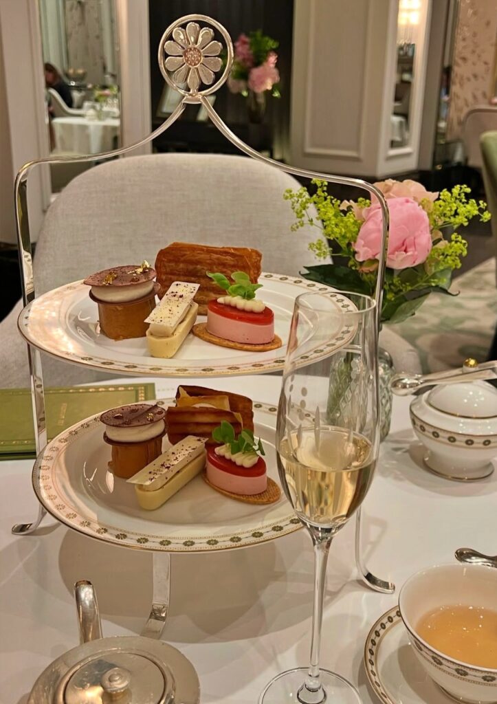 Cận cảnh bánh scones và trà chiều truyền thống tại The Langham London