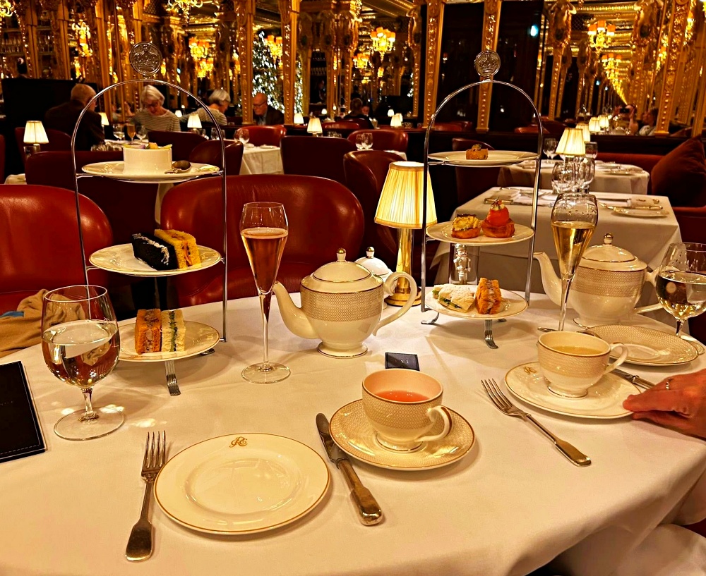 Cận cảnh bánh ngọt và champagne trong trải nghiệm Afternoon Tea hiện đại tại Café Royal London