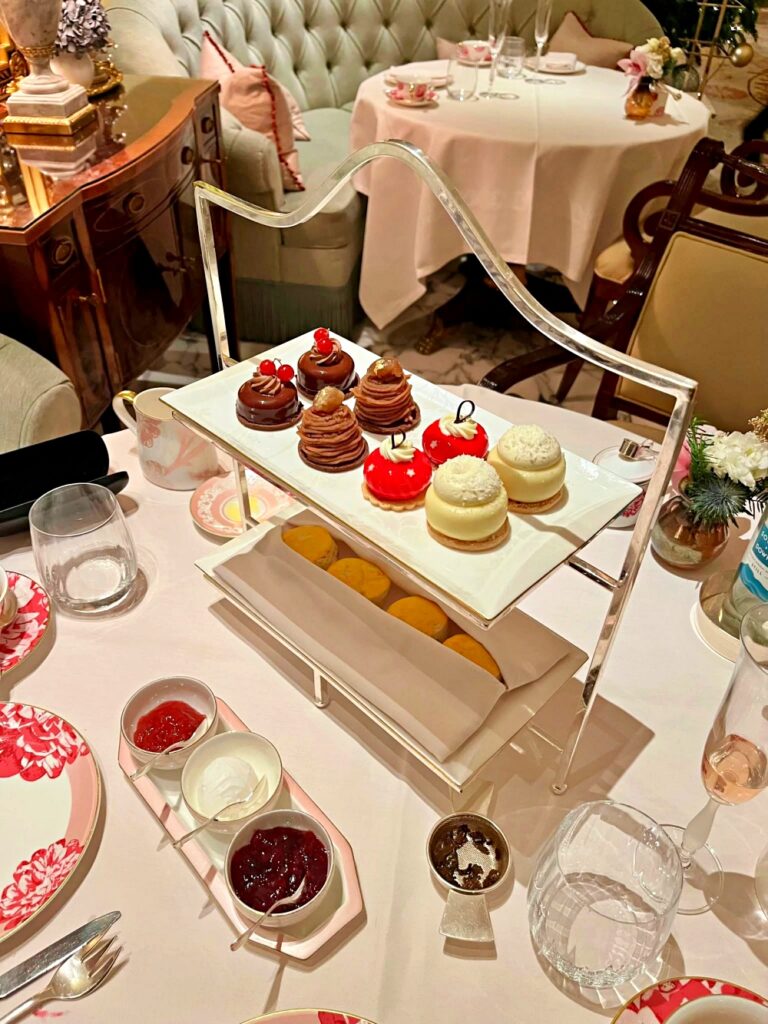 Cận cảnh set trà chiều sang trọng tại The Dorchester London với bánh ngọt cổ điển và trà cao cấp