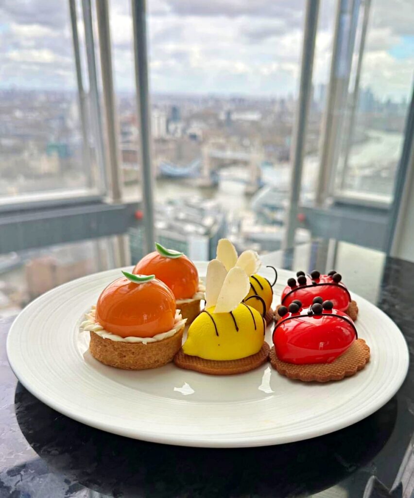 Cận cảnh bánh ngọt và trà chiều tại The Shard London và view thành phố từ trên cao