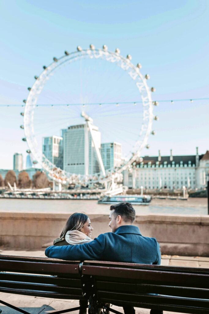 Điểm du lịch London London Eye nhìn từ sông Thames, biểu tượng hiện đại cho góc nhìn toàn cảnh thủ đô nước Anh