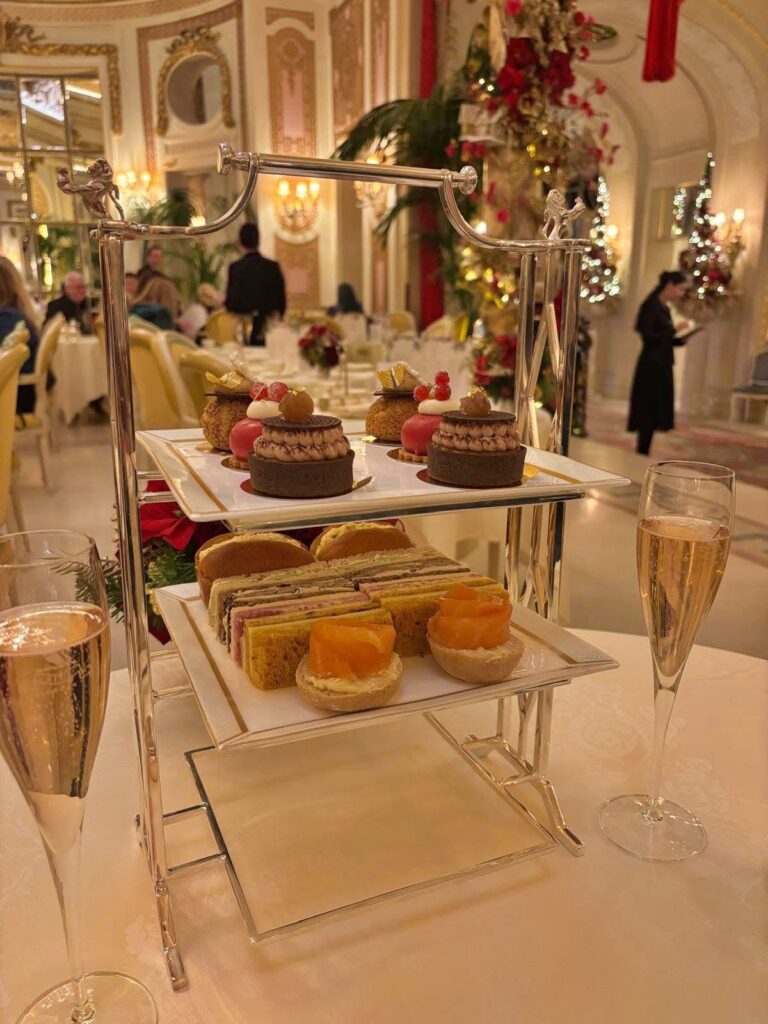 Cận cảnh set Afternoon Tea tại The Ritz London với bánh ngọt tinh xảo, trà nóng và không gian cổ điển
