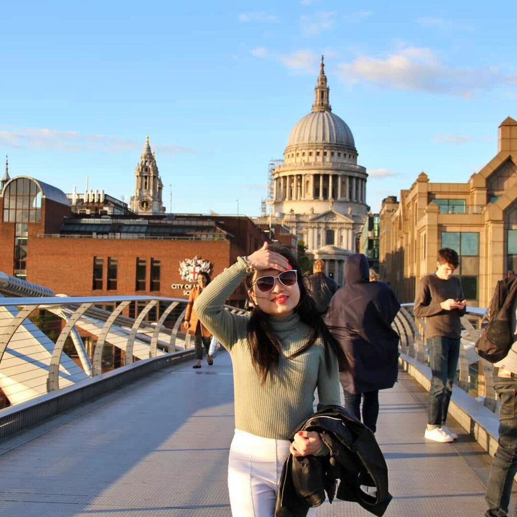 Điểm du lịch London Millennium Bridge với mái vòm St Paul’s Cathedral phía sau, góc nhìn biểu tượng của thành phố