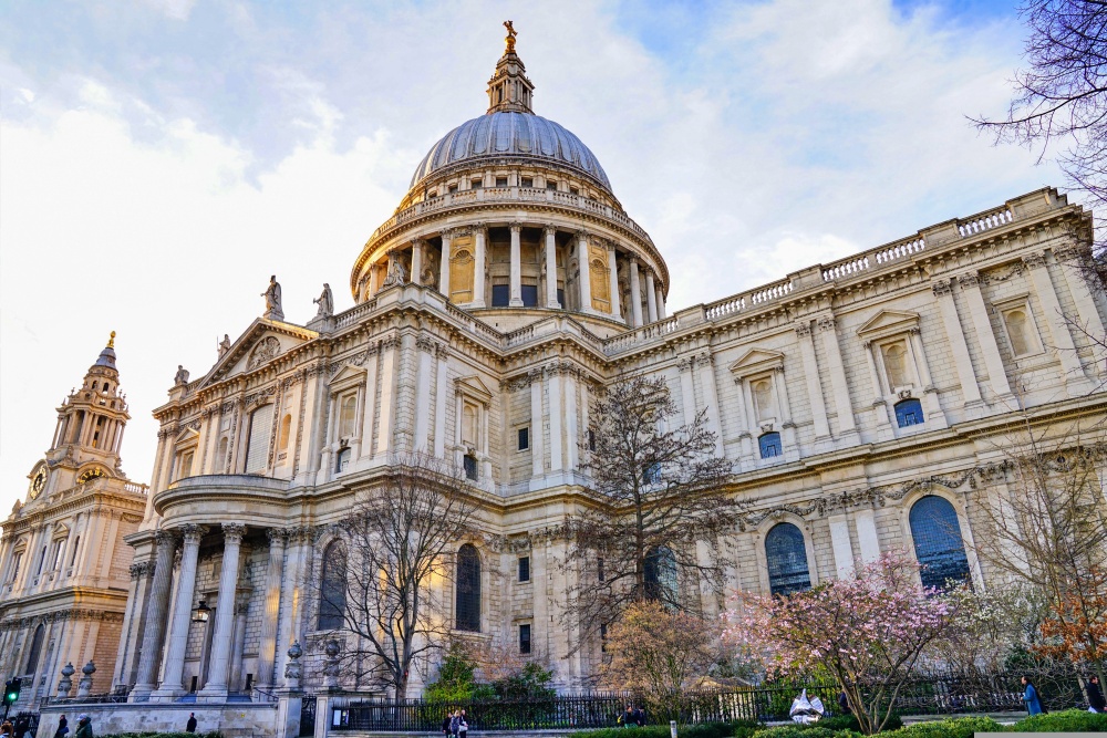 Điểm du lịch London St Paul’s Cathedral với mái vòm biểu tượng, đại diện cho vẻ đẹp cổ điển London