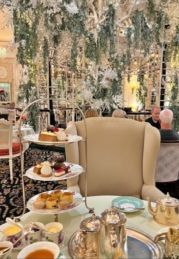 Afternoon Tea tại The Savoy London bên bờ sông Thames với không gian cổ điển và ánh sáng tự nhiên.