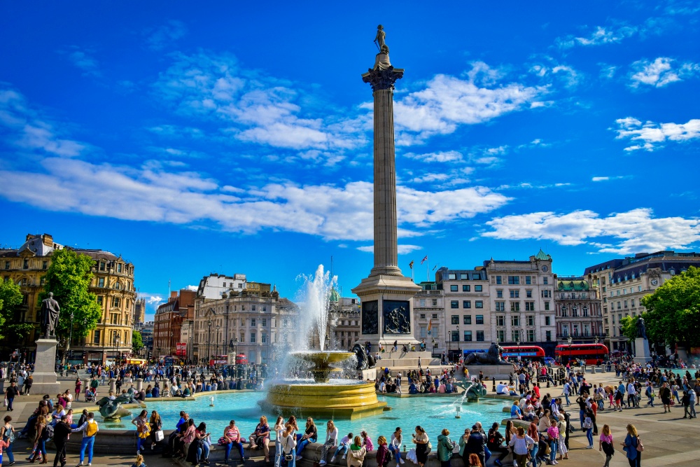 Điểm du lịch London Trafalgar Square vào ban ngày với người dân địa phương và du khách thư giãn giữa trung tâm thành phố