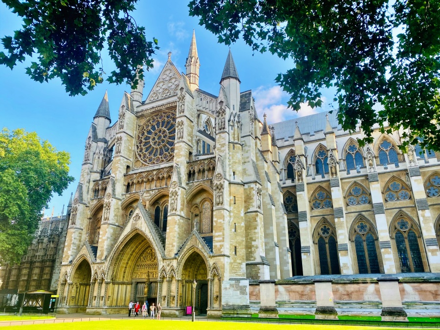 Điểm du lịch London Westminster Abbey nhìn từ sân trong với mái vòm Gothic và không gian trang nghiêm
