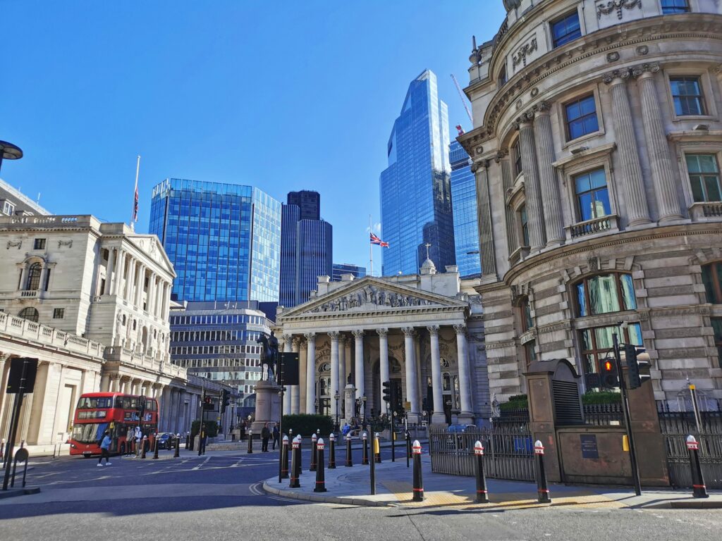 Mặt ngoài Bank of England tại City of London, điểm dừng mang chiều sâu lịch sử tài chính London